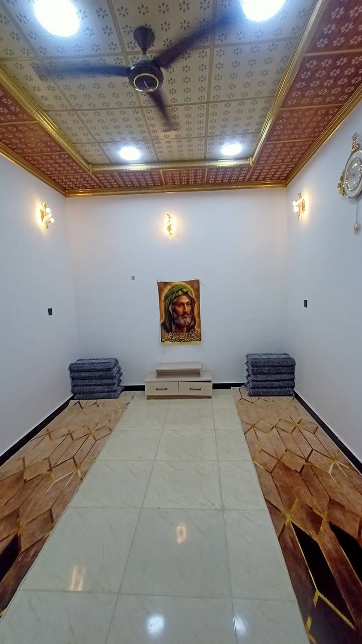 اللهم صلي على محمد وال محمد السلام عليكم دار سكن للبيع مساحه 100 متر طابو صرف زراعي عراقي اصولي ميه بلميه المكان البصرا ابو الخصيب طريق الوصطي يبعد عن طريق الوصطي تغريبن 250متر يحتوي على غرفتين2 ومطبخ وصاله ودوانيه وصحيات داخليه وخارجيه البيت شقله كله تفصال شغل درجه اولى ومنطقه مرتبه وجورين ذهب 
السعر 58
وقابل لتفوض بلاش***********
