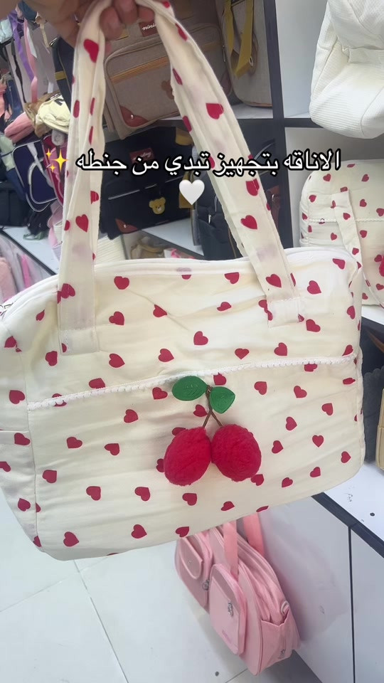 حجز واتساب *********** حقيبة تجهيز حديث الولادة (شنطة المستشفى والمشاوير): حقيبة الطفل هي رفيقتك الأساسية عند الذهاب إلى المستشفى للولادة، أو حتى لاحقاً في المشاوير اليومية والزيارات. لتكوني منظمة وجاهزة دون أي توتر، إليك قائمة بالأساسيات التي يجب أن تضمها شنطة الطفل: 1. ملابس الغيار الأساسية  3 إلى 4 بدلات كاملة (Sleepsuits / Overalls): قطنية مريحة وسهلة الفتح واللبس (تجنبي الملابس المعقدة في الأيام الأولى).  بربتوز داخلي (Body Suits): قطعتان إلى ثلاث لتدفئة الصدر والبطن تحت الملابس.  قبعات وقفازات قطنية: لحماية رأس الطفل وتدفئته ومنعه من خدش وجهه.  جوارب ناعمة: لتدفئة قدميه الصغيرة. 2. مستلزمات الحفاض والنظافة  حزمة حفاضات بمقاس حديث الولادة (Newborn): كافية لعدة غيارات طوال فترة التواجد خارج المنزل.  كريم الوقاية من طفح الحفاض (مثل سودوكريم الأصلي): لحماية جلد الطفل الرقيق عند كل عملية غيار.  مناديل مبللة مخصصة للأطفال (Baby Wipes): خالية من العطور والكحول وحساسة للبشرة.  غيارة أو مفرش غيار متنقل (Changing Mat): مفروشات خفيفة ونظيفة لتغيير الحفاض في أي مكان بشكل صحي وآمن. 3. مستلزمات التغذية والرضاعة  رضاعة أطفال (مثل ببرونات أفنت الأصلية): معقمة وجاهزة، أو زجاجة ماء دافئ وحليب صناعي (إذا كنتِ تعتمدين عليه إلى جانب الرضاعة الطبيعية).  مريلة أطفال (Bibs): لحماية ملابس الطفل من الحليب المتساقط أثناء أو بعد الرضاعة.  لهاية أو صبارة (Pacifier): مع غطائها الخاص (اختياري حسب رغبة الطفل وحاجته للتهدئة). 4. الراحة والنوم والتغطية  بطانية خفيفة أو لفافة قطنية (Swaddle): لتغطية الطفل ولَفّه بإحكام ليشعر بالأمان والتدفئة أثناء التنقل.  قطرات المغص والغازات (مثل إنفاكول أو ماء الغريب): صغيرة الحجم ومهمة جداً في الحقيبة لاسعاف أي نوبة مغص مفاجئة خارج المنزل. نصيحة تنظيمية: اختاري حقيبة واسعة تحتوي على جيوب داخلية متعددة؛ لكي تتمكني من فصل الحفاضات والكريمات عن الملابس النظيفة والرضاعات، وتكوني قادرة على إيجاد أي غرض فوراً ودون بحث طويل.
