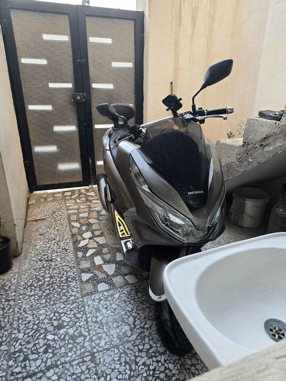 السلام عليكم دراجه pcx  موديل 2022جيل الثالث ياباني ياباني Jf جديده ماشيه 44 كلها شغاله وياها بصمتين وسويج طوارئ  نضيفه  بمعنى الكلمه اللون فيلي مميز بحاله وكاله مامتعوبه محرك ناعم وبيها اضافات تزويد  مرتبه كفاله عامه

    مكاني الكماليه ***********
