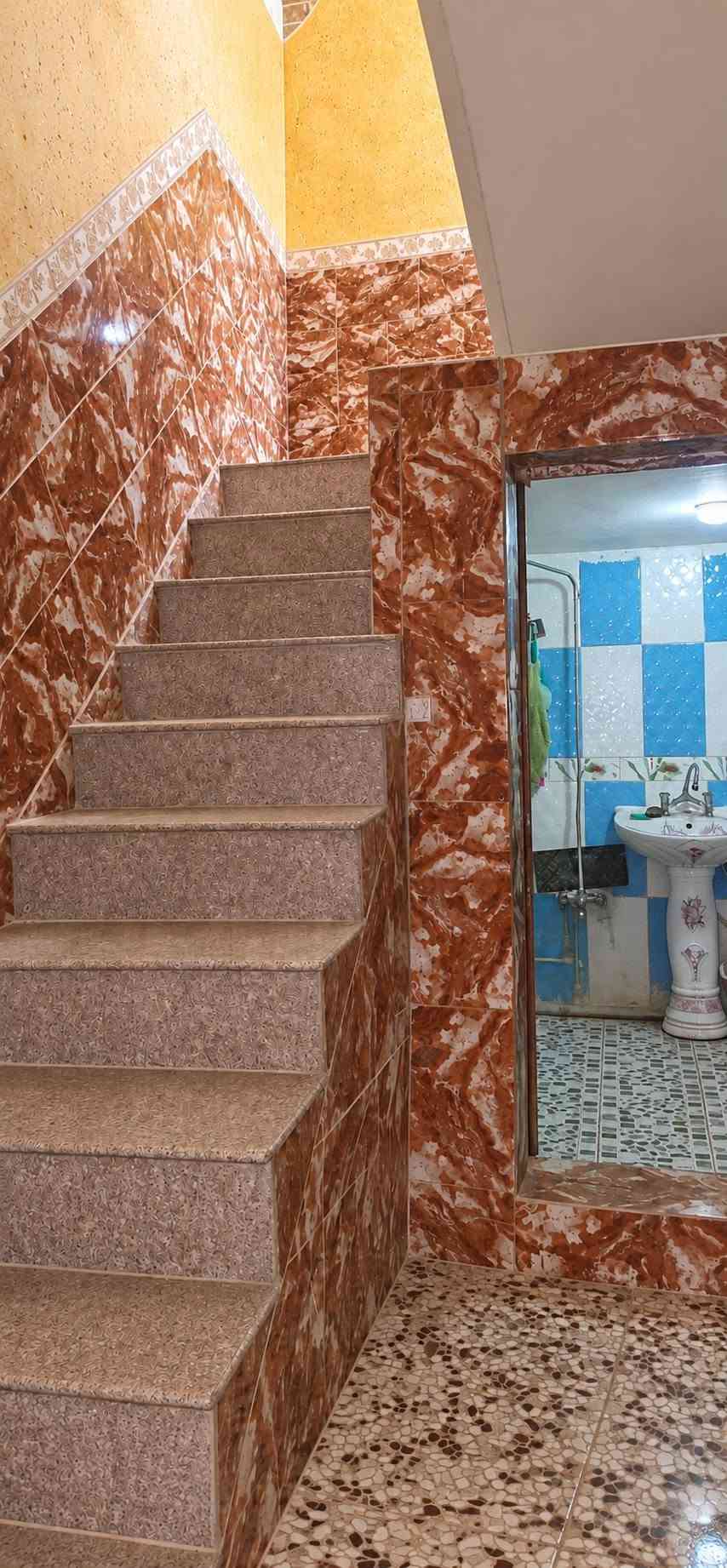 بيت طابقين للبيع في منطقة التاميم ( حي المنتظر)
المساحه 140 متر طابو ملك صرف
البيت ركن صاير على شارعين 
الطابق الأرضي استقبال وصاله ومطبخ وغرفه نوم وصحيات تابعه لغرفه النوم وصحيات داخليه وخارجيه
الطابق الثاني غرفتين نوم وصاله جبيره وطبخ وصحيات 
البيت فارغ حاليا يحتاج ترميم بسيط هاي صوره  قبل  سنتين ***********
