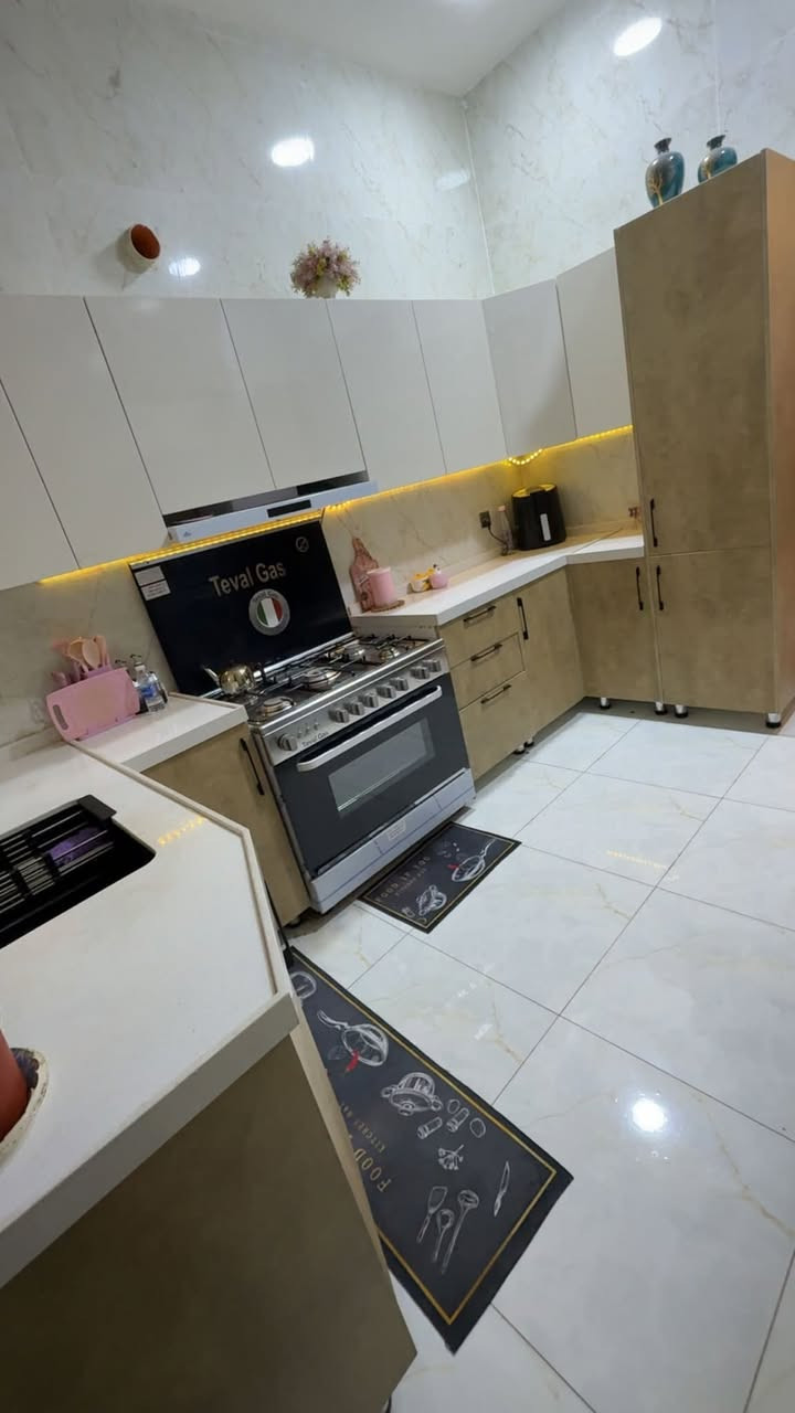 بيت للبيع في الدوره البعيثه مجمع العدل الاول اول فرع مساحة ١٢٠ متر مربع يحتوي الطابق الارضي على غرفه نوم واستقبال وصاله ومطبخ وحمام وكراج الطابق الثاني ٣ غرف نوم وحمام للغرفتين وحمام داخل الغرفه الثالثه مع دريسنك روم والطابق الثالث غرفه نوم وحمام كبير وسطح السعر ١٩٠ وبي مجال بناء درجة اولى ويحتوي على دكتات دخل البناء لكل الغرف والمطبخ للاستفسار الاتصال ع الرقم ***********
