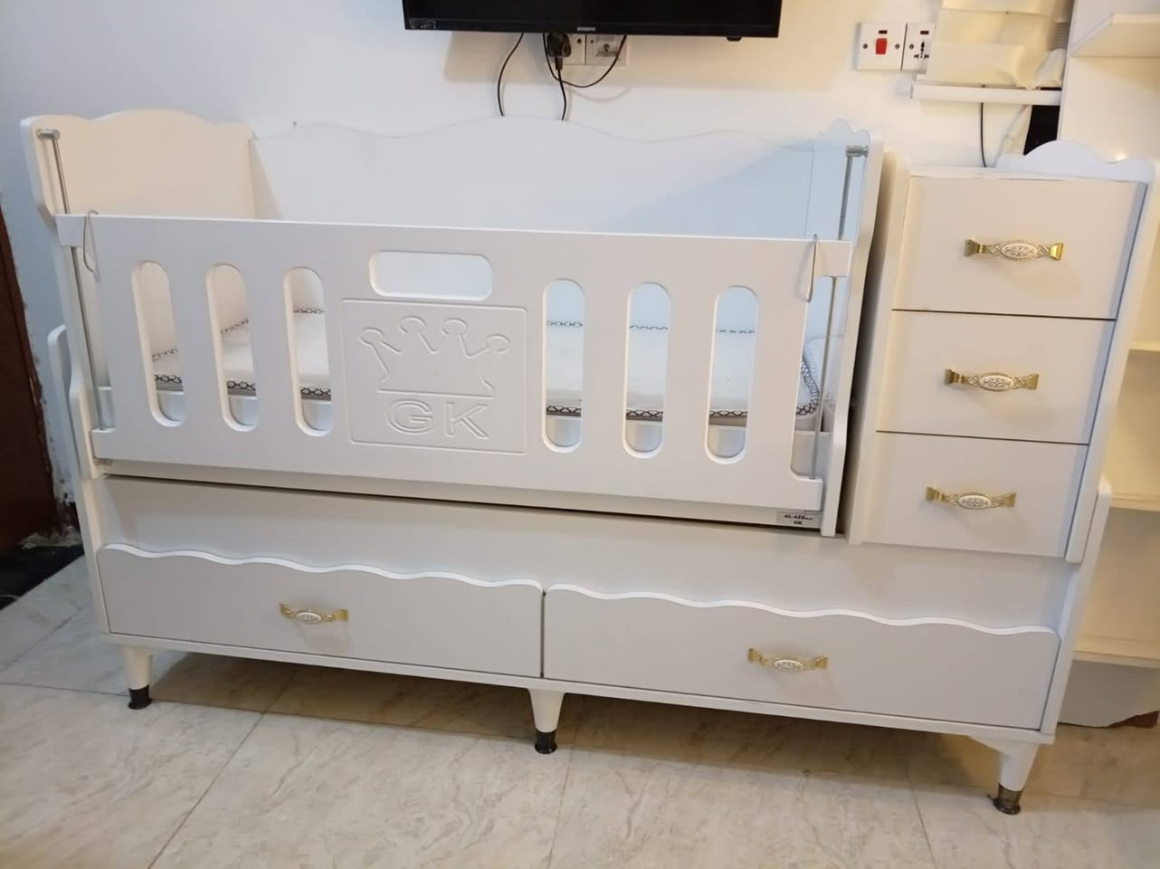 استخدام قليل اخو جديد
ماخذهة ٣٠٠ الف 
رايدهة ١٨٥
رقم هاتف 
***********
