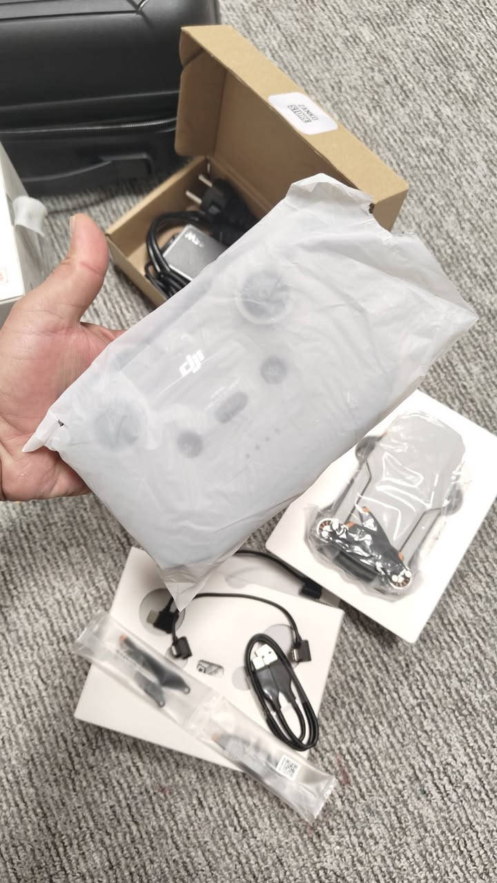 dji mine 4k
ئەم درۆنە بۆ فڕۆشتن سفرە و ئیشی پێ نەکراوە
تەنها لە کارتۆنەکەی دەرکراوە و کامل عەشیاکانی لەگەڵە
جامتا و میمۆری 64 گێگا و محاویلی شەحنیشی بۆ کڕاوە
هەرکەس مشتەری بوو نامە بنێرێ لەخزمەتیام 
***********☏
