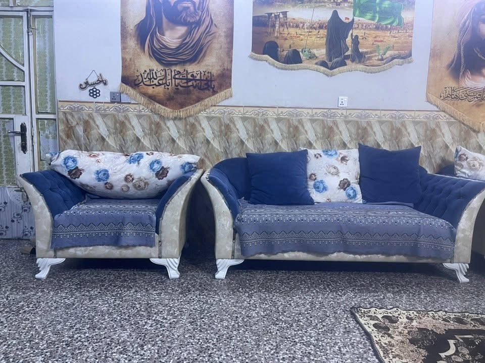 السلام عليكم تخم ونص 12 مقعد 13 كوشه 2 كوشه كبيره تركي ارجل التخم عظم عاج +بردات + طبلات عدد4   السعر 600 وبيهن مجال  العنوان بغداد حي القاهره.  
***********واتساب
