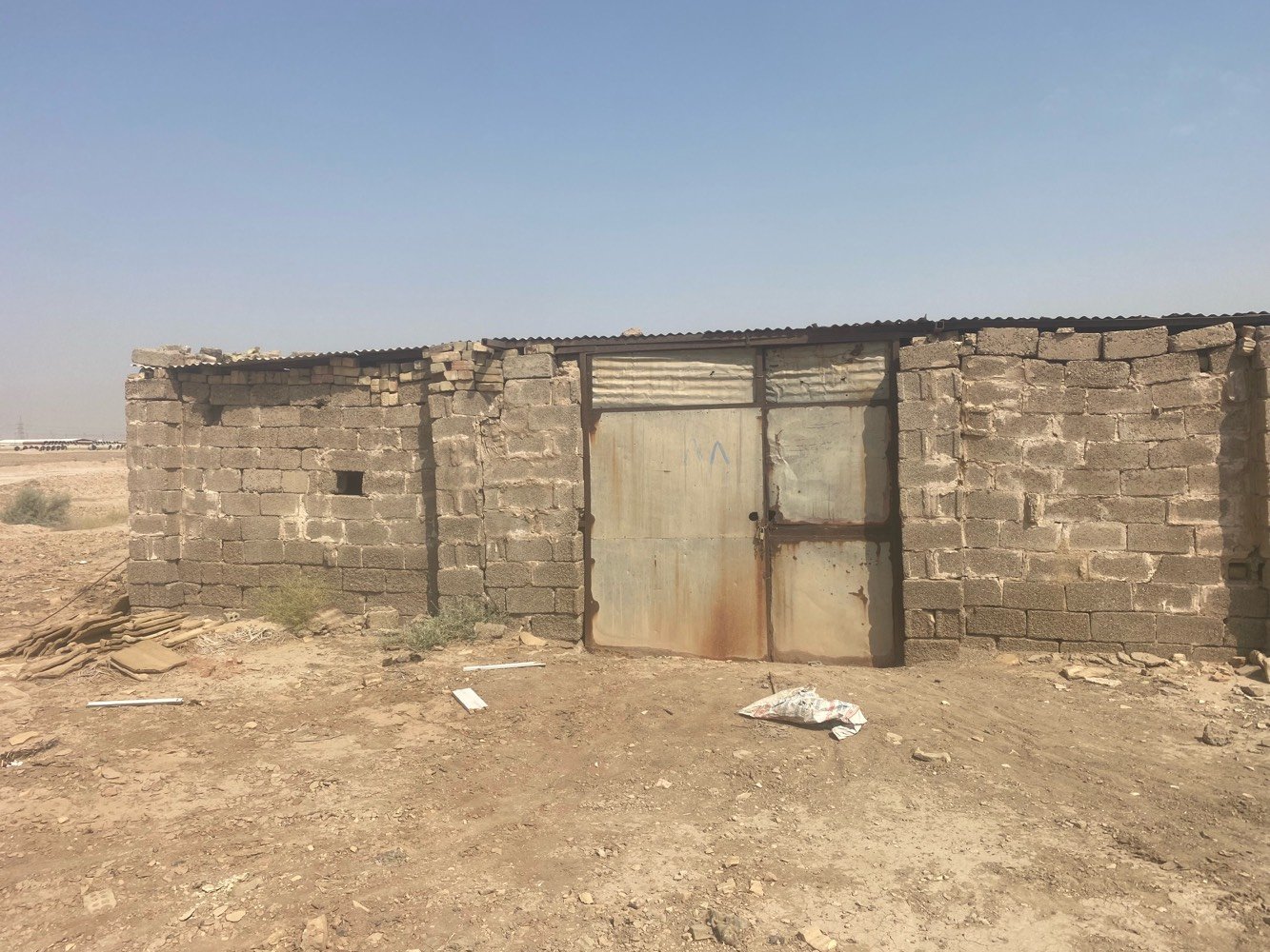 العنوان :النهروان -بغداد 
جملون للبيع شروة واحدة للفك والنقل 
المساحة: الطول ٢٥ متر والعرض ١٠ متر (٢٥٠متر مربع )
المحتويات: جسور حديدية متماسكة+سقف جينكو+ جدران بلوك+ باب حديد رئيسي
الحالة : ممتازة لا عادة الاستخدام 
الشروط: البيع الكامل شروة واحدة التفكيك والنقل على المشتري 
السعر ١٥٠٠.٠٠٠ قابل للتفاوض البسيط
الموقع النهروان - بغداد
للتواصل رقم الهاتف ( ***********)