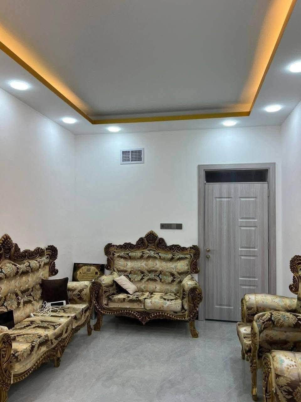 ( دار للبيع حي الملايين أولى)                              #إعلان_عروضات ⚜_شركة_انور_الهلال ⚜️_لتجارة_العقار_ومقاولات⚜  ⬅️دار للبيع / بناء 2025 
🌏موقع الدار / حي الملايين أولى /شارع14 .م
⏺️مساحة دار// .110 م/واجه6.م/
📃صنف العقار : سند زراعي بستان نموذج (25)
⬅️ خدمات كامل / ماء + كهرباء + تبليط عرض شارع 14 .م

⬅️الطابق الأول : غرفة نوم + هول + استقبال + مطبخ + صحيات + مناور واسعه +
 + حمام تواليت خارجي
⬅️الطابق الثاني : 2 غرف نوم واسعات + هول واسع +صحيات+ بلكونه + 
⬅️علق ب تم ليصلك السعر ع الخاص او اي استفسار آخر

مستعدون لأنجاز المعاملات في التسجيل العقاري ( تحويل / اقرار تمليك ) بأكفأ المحاميين ]⚖️⚖️

للاستفسار مراجعه المكتب :: او الاتصال برقم المكتب 
⬅️ محمد الجواري ***********
⬅️عبدالرزاق الجواري

/📞//***********

🌍موقع المكتب : حي الصديق سايدين مرطبات البحرين 
قرب إفران زينب                   
   نستقبل عروضاتكم طلباتكم العقاريه                                 من دور / وأرضي                              زراعي / تجاري /سكن
