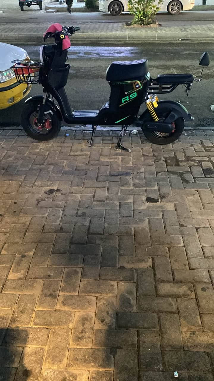 للبيع دراجه ار9 جديده استعمال ٤ اشهر 5بطاريات+ابلوتوث نشرات السعر ٥٥٠الف وبيه مجال الاستفسار ‭***********‬
