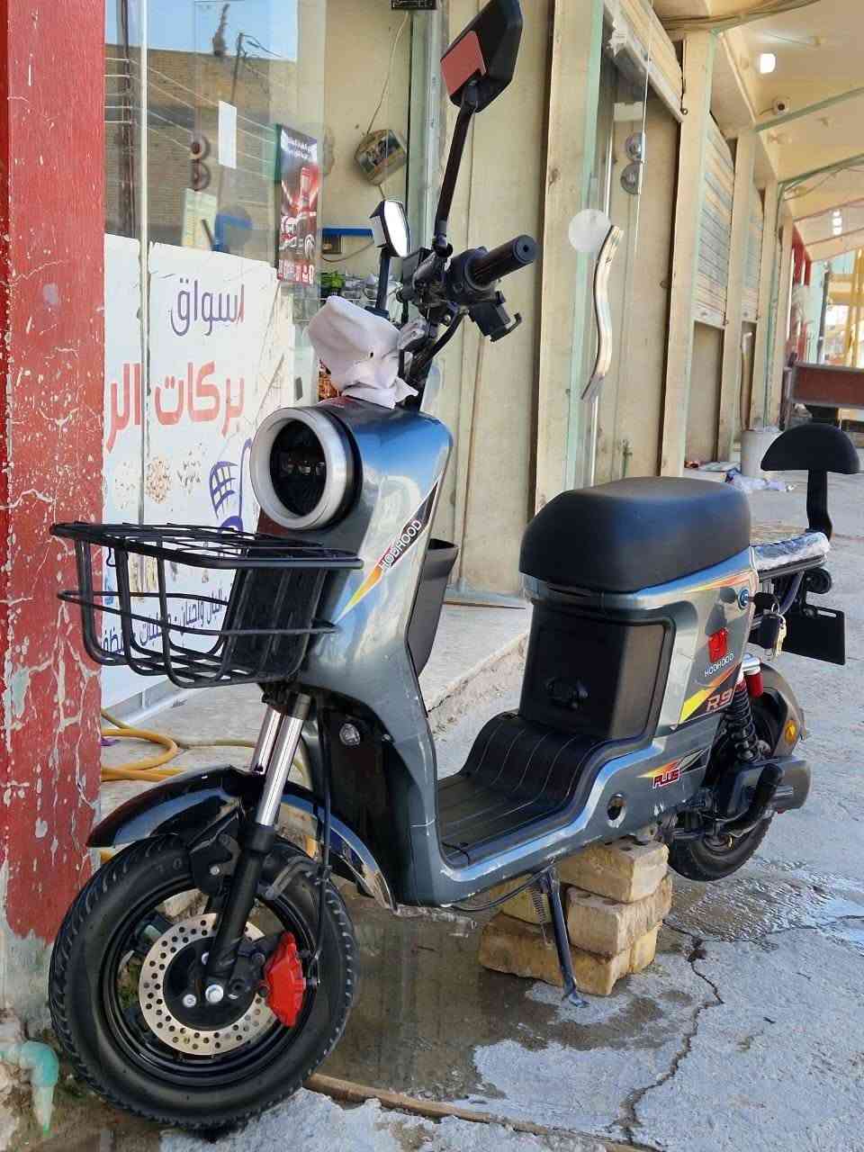 السلام عليكم من رخصه الادمن
دراجه شحن R9 موديل 2026 الجيل الحديث 
¹ الدراجه نضيفه مثل ما موضح امامكم فقط بيها خدوش 
² استعمال نضيف لمده 4 اشهر 
³الممشى 3km
⁴الدراجه من نوع شركه هدهد
⁵ البطاريات نضيفه ووضعها جيد 32 امبير 
⁶الملف 1200
⁷ملحقاتها كامله من اشاير وليد زينون 
⁸ نضام الرجوع للخلف R 
⁹ السرعه 99 حقيقي 54
¹⁰ شاحنه اصليه وياها
¹¹ ثنين بصمه ثنين سويج ثنين كارت شاشه 

السعر : 300 الف دينار قفل 

باقي التفاصيل للتواصل على الرقم ***********
