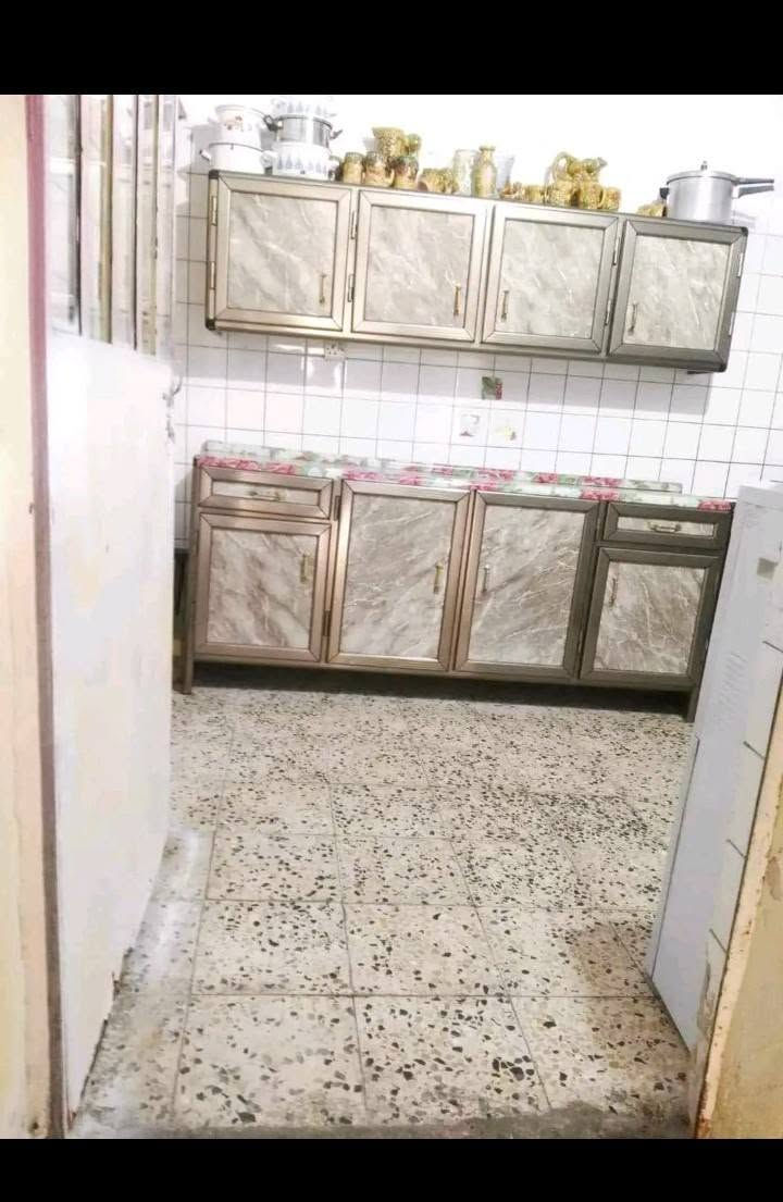 ​🏠 بيت للبيع في جميلة الثانية 🏠
المواصفات والتفاصيل:
​📐 المساحة: 100 متر مربع (الواجهة 4.5 م | النزال 21 م).
​🏗️ حالة العقار: يُباع كقطعة أرض أو منزل يحتاج إلى ترميم.
​🧱 البناء: طابقين صب مسلح.
​الطابق الأرضي: يحتوي على كراج، هول، مطبخ، بالإضافة إلى الخدمات.
​الطابق الثاني: يحتوي على غرفتين نوم.
​📍 الموقع المميز:
بغداد، جميلة الثانية –  علا الشارع العام، قرب فلكة 83 (فرع المدارس). موقع حيوى وقريب من الخدمات.
​📞 للاستفسار والتواصل:
يرجى مراسلتنا على الخاص أو الاتصال على الرقم: [***********]
