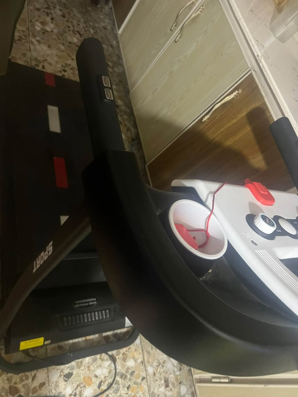 سلام عليكم 
جهاز جري للبيع جهاز نضيف صاله اقل الشهر 
من اخذته جهاز يحمله 130 كيلو 
الرقم ***********
السعر 225  عنواني بغداد الجديده
