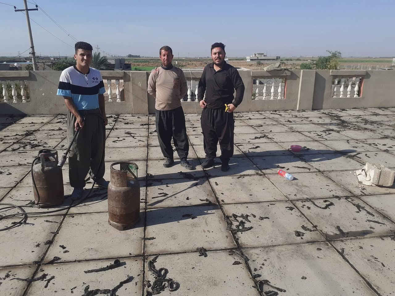 ***********

نص مكتوب في الصور:
- تصليحات ماستیک و قلع ماستیک و طبیک اشتاگیرات *********** ایزوکام+شتايگر