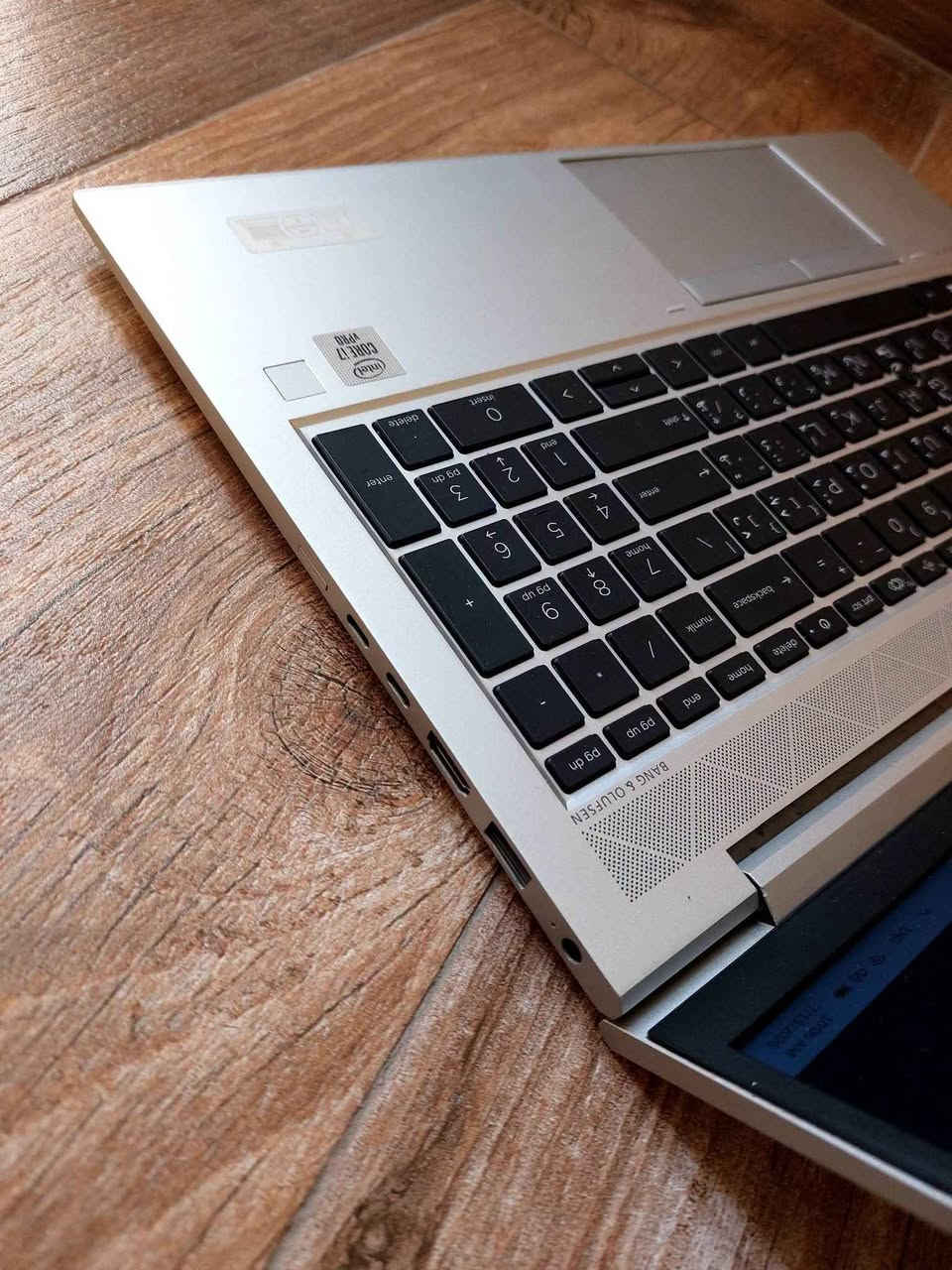 💻  لاب توب من  الفئة الفاخرة 
  HP EliteBook 850 Ci7 10th جيل عاشر 
 بمقاس شاشة 15.6 بوصة، الجهاز مستخدم بنظافة عالية جدا سوبر سلم غلاف معدني نيكل
.
السعر  450 الف دينار عراقي.
. 
يجمع الجهاز بين معالج Intel Core i7 من الجيل العاشر، وسرعة نقل البيانات الفائقة بفضل هارد الـ NVMe، مما يجعله الخيار الأول والذكي لرجال الأعمال، المبرمجين، والمحترفين لإنجاز المهام الثقيلة بكل سلاسة وأمان.
📊 المواصفات الفنية الفائقة:

* الموديل: HP EliteBook 850 G7
* المعالج: Intel® Core™ i7-10610U (الجيل العاشر الأحدث - أداء جبار واستهلاك ذكي وموفر للبطارية)
* الهارد: 256GB NVMe SSD (سرعة إقلاع فائقة ونقل بيانات بلحظات)
* الذاكرة (الرام): 8GB DDR5 (تمنحك سلاسة عالية وقابلة للترقية مستقبلاً)
* الشاشة: 15.6 بوصة بدقة عالية (مريحة جداً للعين، مثالية لتعدد المهام والمستندات الضخمة) 1920*1080
*الحالة: مستخدم نظيف جداً وفوق الممتاز (بحالة الوكالة).
* كارت شاشة متصل مدمج Intel 4GB 
✨ لماذا تختار فئة EliteBook؟
تعتبر فئة EliteBook هي السلسلة الاحترافية العليا (Business Class) من شركة HP، وتتميز بهيكل معدني متين وخفيف الوزن، وتصميم أنيق جداً يعكس الفخامة والعملية في وقت واحد.
📱 للتواصل والاستفسار:
يرجى إرسال رسالة خاصة أو الاتصال على الرقم: [*********** ]
------------------------------ بغداد, العراق
