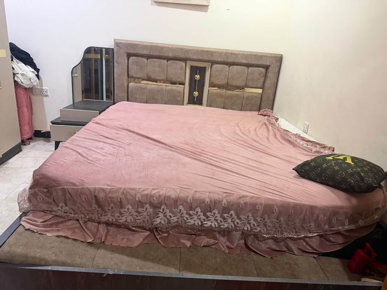 غرفه مع كنتور مع ميز تواليت سبلت ٣ طن كنتوري  اقتصادي اخو الجديد الوادي مع سبلت واحد طن طباخ صغير مع ميز بلازما مع قنفات تخم ٢ لان اريد اغير اثاث رايدهم كلهم مليونين لان مستعجل علة بيعتهم وامانه الله بس السبلت ماخدة فوك المليون والغرفة كذالك هذا رقمي *********** الي ايريد يراسلني عليهم ورة ١٢ ضهر لان عندي شغل 🙏
