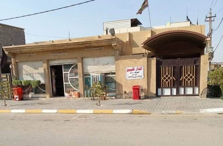 دار للبيع مساحه ٢٨٠ م يحتوي على 2غرف نوم وهول واستقبال ومطبخ وصحيات يحتوي على ثلاثة محلات مشغولات (مأجرات) مقابل رسول البنجرجي مجاور العياده البيطريه قرب حسينية الكناني البيت على شارعين الاستفسار الاتصال *********** /  ***********
