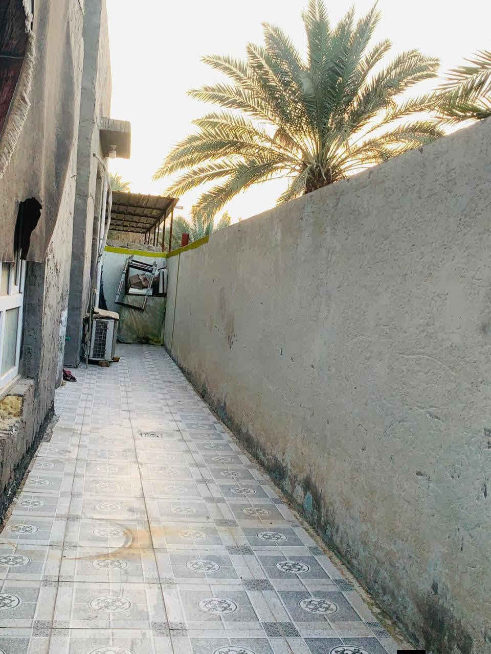 السلام عليكم ورحمه الله وبركاته
دار سكني حديت للبيع بناء سنه 2024 
 الموقع ناحيه الابراهيميه منطقة البصيرة يبعد عن الشارع العام 200 متر  الدار طابقين بناء درجة أولى 
مساحه الدار 578 متر  نزال 34 واجهه 17
يحتوي الطابق الاول على هول كبير  وصاله واستقبال 9 في 4 ونص شغل  ديكورات مغربيه وغرف عدد 2  الغرفة الأولى 5 في 5 والغرفة الثانية 5 في 4 ومجمع صحيات 3 ونص  في 3 ونص مقطع ومطبخ 6 في 4 ونص  وحديقة كبيره وكراج سيارات ومجمع  صحيات خارجية 6 في 3  .
والطابق الثاني يحتوي على غرفة 6 في 4 ونص سقف  مغربي  وصاله ومجمع صحيات 3ونص في 3 ونص . 
للاستفسار اكثر الاتصال على الرقم 
‏‪***********
