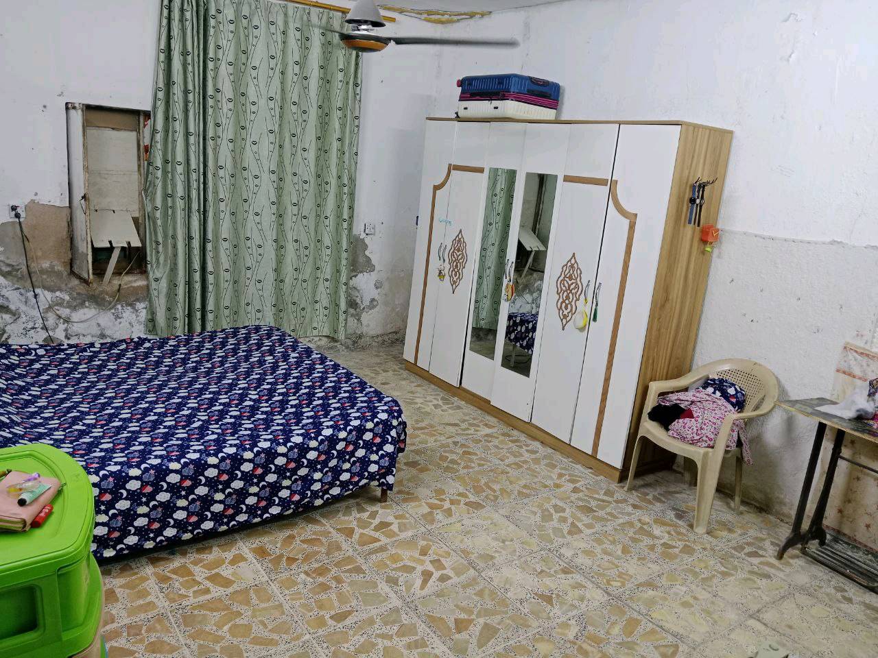 دار للبيع في بغداد الشعب الجمعيات قرب خدمات عمار ابو الدهن مساحته ١٣٢ يتكون من غرفة استقبال خارجيه وصحيات وصالة ومطبخ وغرفتين وصحيات داخليه وفوك بيتونه وغرفه نوم سويت كاملة بس مامصوريها