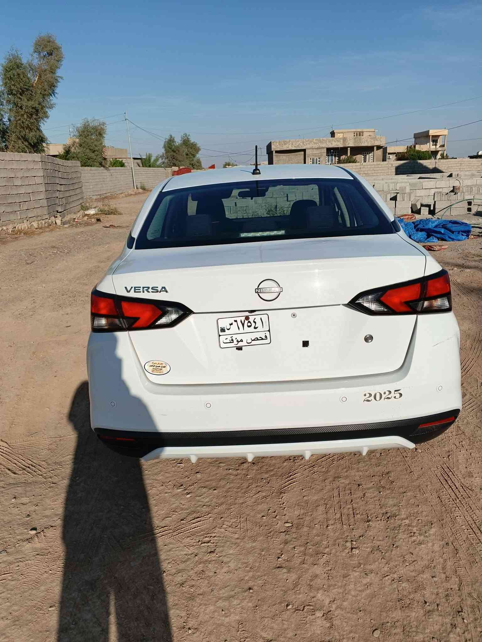 نيسان فيرسا • ٢٠٢٥ • ابيض
