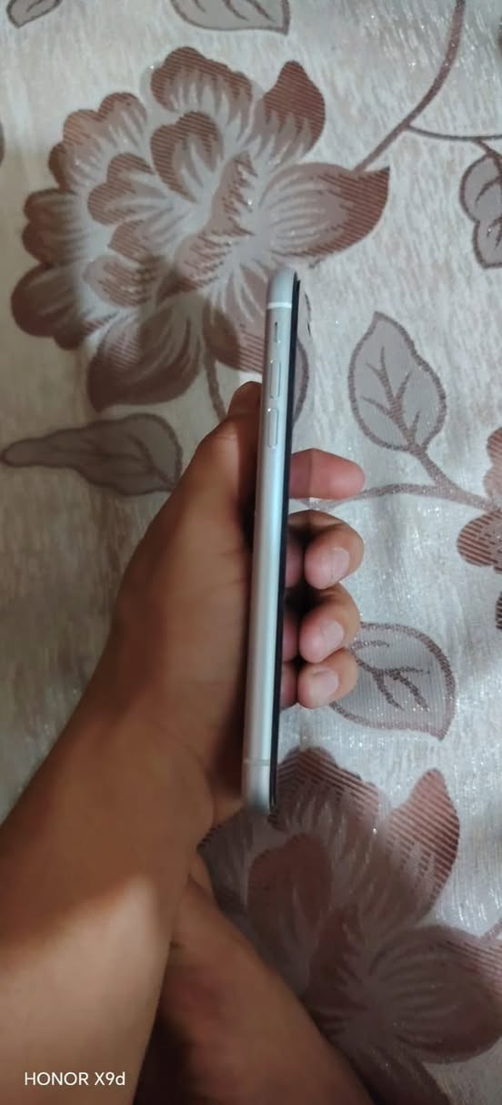 ايفون اكس ار  XR  الجهاز وتر افحصه وين متريد وأي شي بي أني اتحمل الله شاهد تاخذه تترحملي ممفتوح نهائيا نضافته 100% الجهاز مال بيت ايخبل سعره 225 وبي مجال  *********** موجود واتساب
