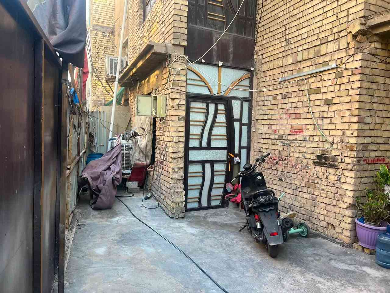 دار للبيع المساحة ١٣٠ الواجهة ١٠×١٠ الطابق الاول غرفة وصالة ومطبخ وحولي وصيحات وترك ع طول البيت والطابق الثاني ٣غرف وصحيات وحولي صغير  لبيت هيكل بعده السعر خاص لموقع قراب فران جوادين وقريب عل صبات  *********** وبي واتساب لشراي نتصل
