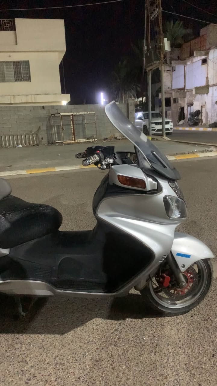 السلام عليكم 
دراجه للبيع ساوزاكي سكاي ويف محرك 650 الدراجه بيها مواصفات حلوه نضام APS ودراجه كير 6 نمرات الدراجه مال جناية محركها نضيف فول من كل النواحي 
مكان الدراجه الرمادي شارع الملعب
السعر :19 وبيها مجال
التواصل:***********
