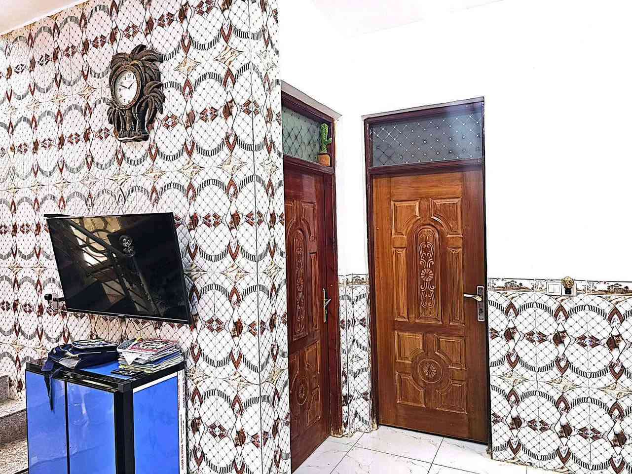 بسم الله الرحمن الرحيم
تم عرض عقار في منطقة السياسين﴿﴿ المربع الذهبي﴾﴾ 
بيت مساحه :260متر مربع طابق واحد 
موقع البيت : قرب مدرسه الروان بصف الركن وعلى ساحه
السعر :: 195 وقابل للتفاوض 
رقم التواصل 
***********
***********
