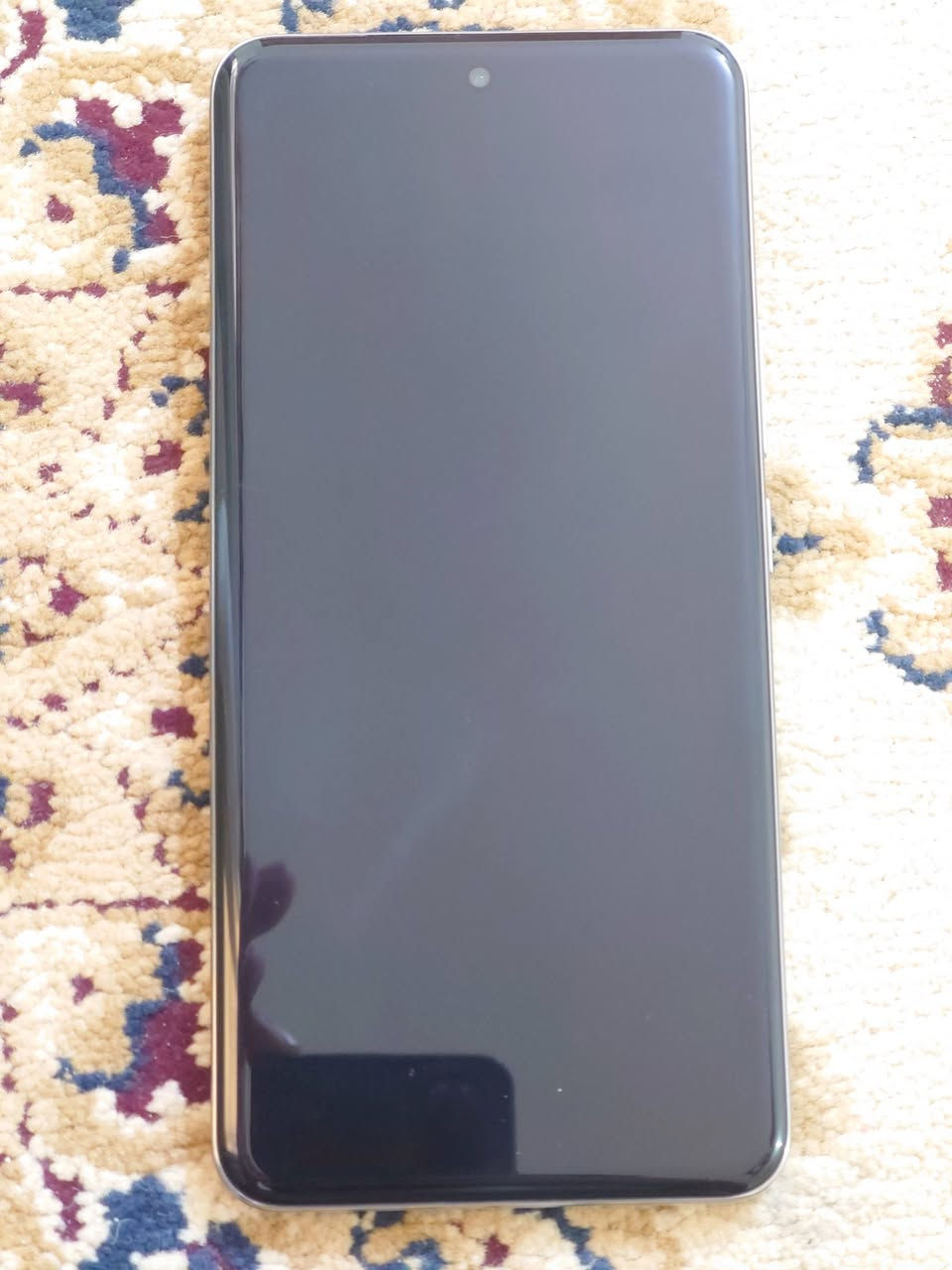 للبيع جهاز Vivo S20 Pro مستعمل (كسر كارتونة)، مدة الاستخدام 40 يوم تقريباً.
◾ الأداء والنظام:
المعالج: +Dimensity 9300 (نفس معالج شاومي 14t pro)
التخزين: 256 جيجا بايت
الرام: 12 جيجا بايت
النظام: أندرويد 16

◾ البطارية والشحن:
السعة: 5500 ميلي أمبير
النوع: سيليكون كاربون الحديثة (وليست ليثيوم أيون)
سرعة الشحن: 90 واط

◾ الشاشة:
النوع: AMOLED تدعم تدرج لوني 10bit (مليار لون)
الحجم: 6.67 إنج
الدقة: 1260×2800 بكسل
التردد: 120 هرتز
السطوع: 1600 شمعة (5000 شمعة تحت الشمس)

◾ الأمان:
بصمة إصبع تحت الشاشة من نوع Optical سريعة الاستجابة

◾ الكاميرات:
الكاميرات الخلفية 3 عدسات (أساسية Wide، وتقريب Periscope Telephoto، وزاوية واسعة Ultrawide) وكاميرا السيلفي جميع الكاميرات الأربعة دقتها 50 ميجا بيكسل وكلها كاميرات فلاقشيب وليست متوسطة، تدعم HDR والتصوير بدقة 4K بمعدل 60 إطار (بما فيها كاميرا السيلفي)

نظافة الجهاز 100% وسعة البطارية (صحة البطارية) 100%

الملحقات كاملة بلادية (الكرتونة الأصلية، الشاحنة الأصلية، والكفر الأصلي)

السعر: 550 ألف (وبيه مجال بسيط)

اخوان قبل ما تكسر بالسعر ترا الجديد بـ 650 ألف (يم علاء شاومي)، والاستعمال ما كمل 40 يوم

المكان والتوصيل:
الأنبار - الفلوجة. (البيع تسليم يد بيد، لا يتوفر توصيل).

للتواصل والاستفسار المراسلة على الخاص، أو على الواتساب أو الأتصال على الرقم: ***********
