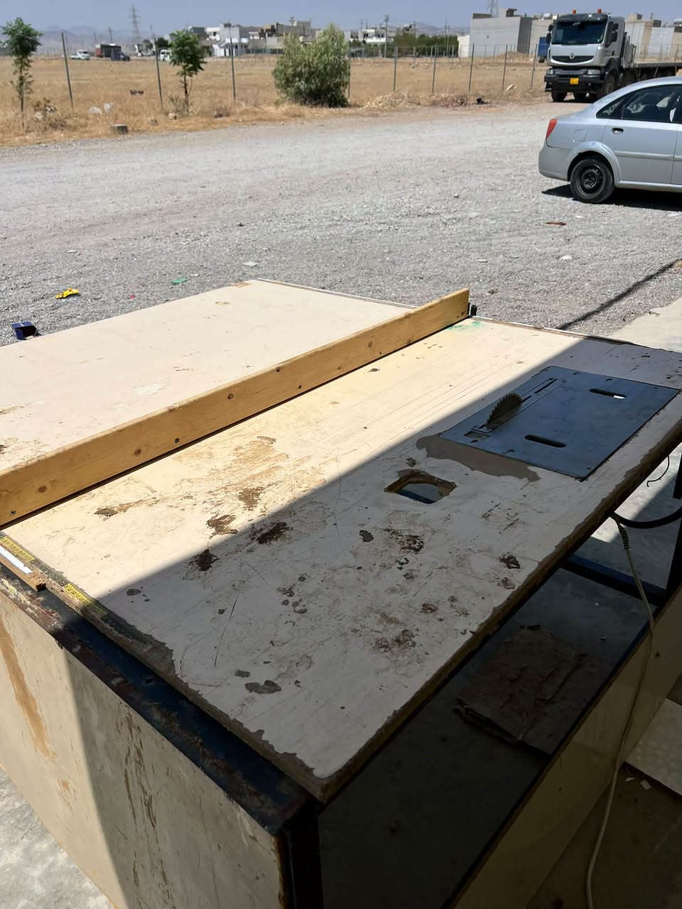 مشاری mdf بۆ برینی کەوەنتەرو مەحرەز بەکار دێد زۆر مەسبوتو بی کێشەیە 
تۆز مژی لەگەڵە 
مشارەکەی بەرزو نزمی ئەکاد 
وە دەبڵ مشارە 
*********** 
لە جوارقورنەم
