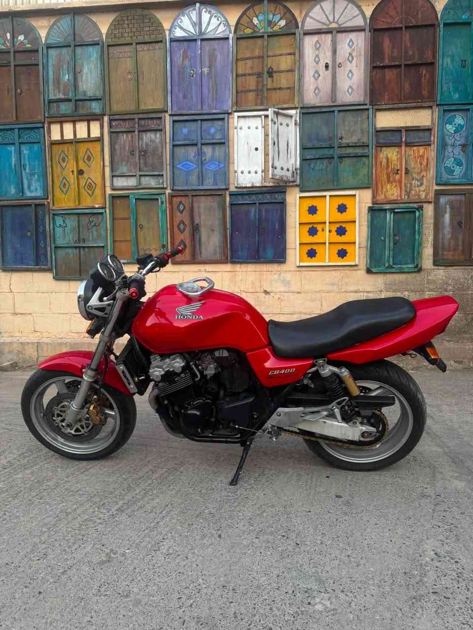 Honda cb400sf 2004 فرۆشتن
وەک عەیب و عار یەک عەیبی نیە 
دەرەجە یەکی ماتۆرە 
مۆدێلی 2004
 سوپەرەکەی ئییشەکا 
گێر و مەکینە بە شەرت 
20 هەزار ڕۆشتوە 
داوای 1500$ ی لێ ئەکەم و قوفڵێتی 
دەنگێکی تا بڵێی خۆشی هەیە بۆیاخی تازەیە 
من لە سلێمانیم 
*********** 
یان نامە ڤنێرە
