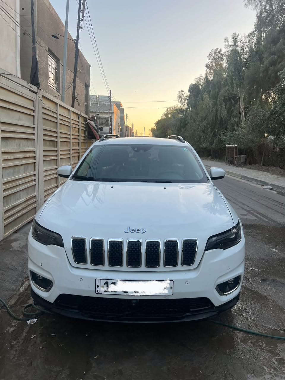 السلام عليكم للبيع او مراوس بشانجان
🚙 للبيع | جيب شيروكي Latitude Plus 2023 | فول مواصفات (عدا فتحة السقف)
إذا تبحث عن جيب نظيف، مواصفاته كاملة، وجاهز للاستخدام بدون أي مصاريف، فهذا خيار يستحق المعاينة.
✅ موديل 2023
✅ وارد أمريكي حادث بجم اربع قطع كلير من امريكا 
✅ محرك 2.4L اقتصادي وقوي مع ناقل حركة أوتوماتيك 9 سرعات
✅ ماشية 22 ألف كيلو فقط
✅ دفع رباعي (4×4) مع أوضاع قيادة متعددة (Auto / Snow / Sport / Sand & Mud)
✅ تشغيل بصمة (Push Start) ودخول ذكي (Keyless Entry)
✅ شاشة Uconnect كبيرة تدعم Apple CarPlay وAndroid Auto
✅ كاميرا خلفية
✅ حساسات أمامية وخلفية
✅ رادار أمامي مع نظام التحذير من الاصطدام
✅ مراقبة النقطة العمياء (Blind Spot Monitoring)
✅ تحذير مغادرة المسار (Lane Departure Warning)
✅ مثبت سرعة
✅ تحكم كامل من المقود (ستيرن كونترول)
✅ مقاعد جلد أصلية
✅ تدفئة للمقاعد الأمامية وتدفئة للستيرن
✅ تبريد على وضع الشركة قطعتين
✅ مرايا كهربائية مع طي كهربائي
✅ جنوط ألمنيوم أصلية
✅ إنارة LED نهارية مع مصابيح ضباب
✅ نظام الثبات الإلكتروني، مانع الانزلاق، ومساعدة صعود المرتفعات
✅ وسائد هوائية متعددة وأنظمة أمان متقدمة
🔹 السيارة استخدام شخصي ومعتني بيه، جاهزة للفحص بأي مكان. 🔹 المكينة، الكير،في حاله ممتازه
📍 الموقع: بغداد
     السياره بيها نقوصات بسيطه 
💰 السعر 138 $
للاستفسار ، التواصل على الخاص أو الاتصال.
 ***********
— في ‏‏بغداد‏‏.
