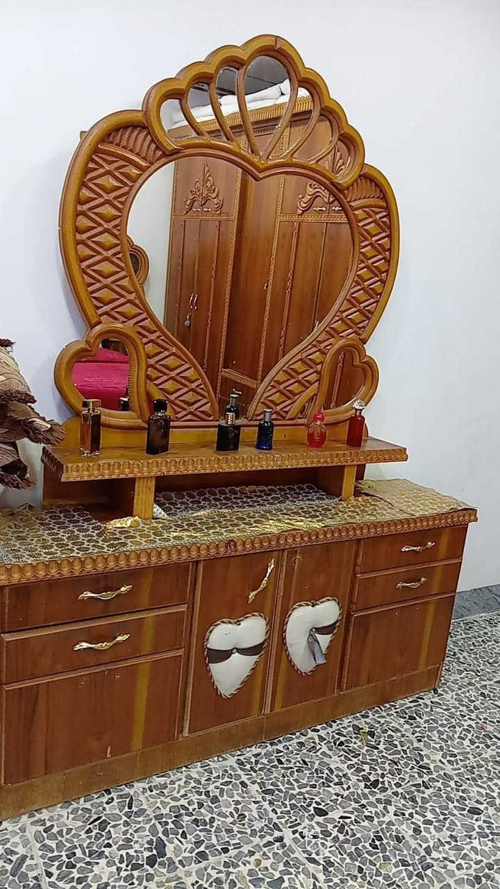 السلام عليكم غرفة اخشاب كاملة  للبيع نضيفه حيل خشب ثقيل شرط درجه اولى السعر 750 للتواصل الاتصال *********** واتساب  او ***********
