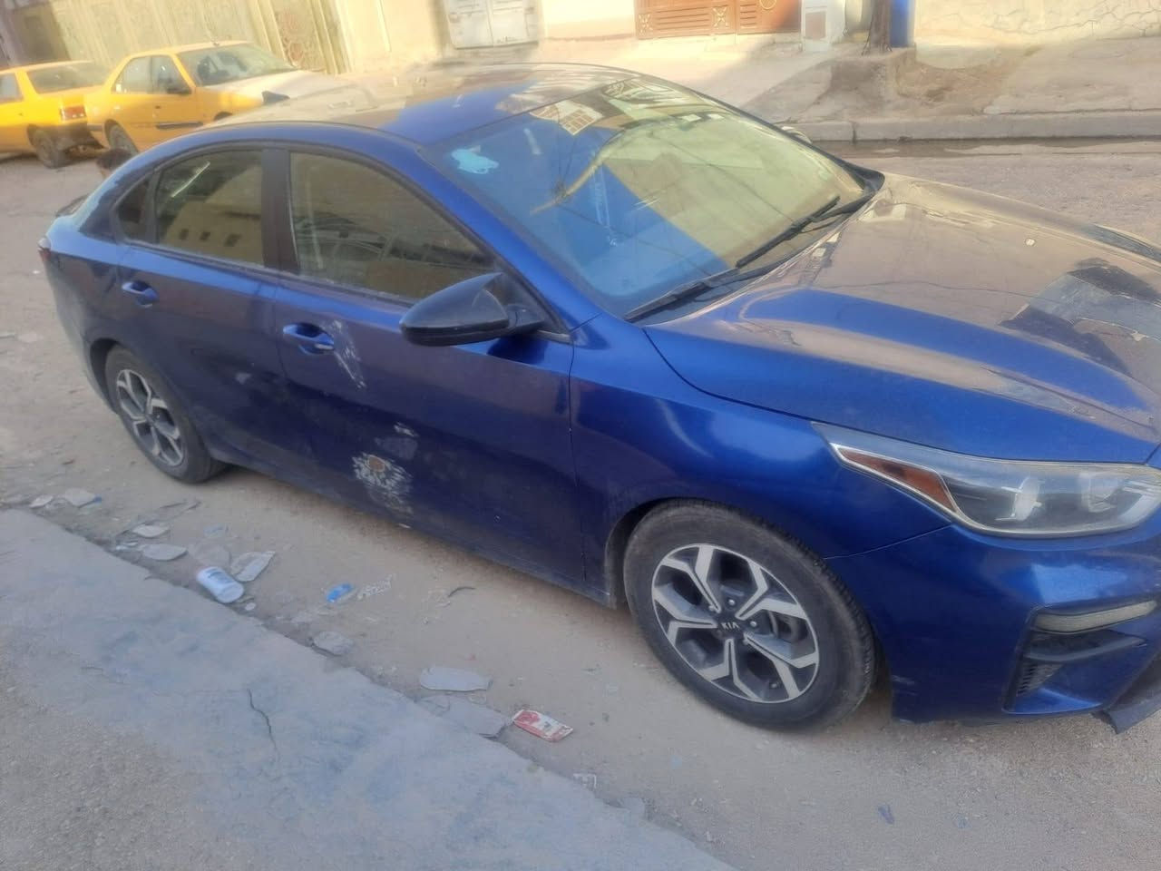 السلام عليكم 👋
*للبيع: كيا فورتي 2021* 🚗  

*اللون*: أزرق 

*المنشأ*: وارد أمريكي  

*الرقم*: أربيل 22

*المكان*: بغداد

*المواصفات:*

- نصف فول 

- رادار أمامي + مثبت سرعة + تحكم سير

- كامرة دوارة

- تحكم ستيرن 

- ايرباكات سليمة

- كير: سيفيتي

- مكينة: 2000 دوش

- ماشيه 77ميل

*الضرر:*  

- موضوح بالصور والسونار 

*السعر: خاص

*للاستفسار:* 

*********** واتساب 

---

الصور واضحة وتبين نظافة السيارة من الداخل والخارج والمكينة
