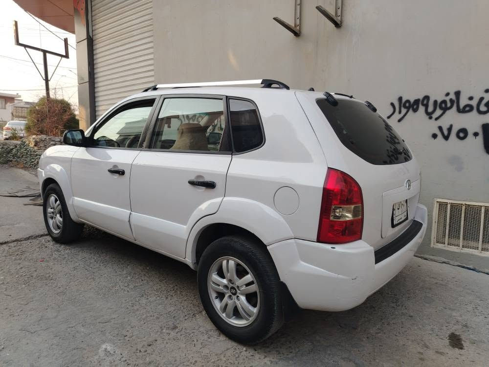 بەناوی خودای بەخشندەی میهرەبان
هۆندا تکسۆن بۆ فرۆشتن بڕاوە بڕاوە
کۆدی بۆ کراوە بەشەرت
مۆدیل 2007 بەنزین بیلاد 
گێڕ ئۆتۆماتیک و عادی 
پێش و پشتی کەپسە و دەعمی نیە 
  برێک و ئەی بی ئێس بەشەرت 
سەیارەکە تابڵێی جوانە و عائیلیە 
کارەباییاتی بەشەرت 
شوێن براوەی زۆر جوان چاک کراوە
بەنزین زۆر کەم دەخوات
گێڕو مەکینەی بەشەرتە
هەیکەلی زۆر جوانەو لوسە 
چوار تایەو ویلی خاوێنی لەژێرە
سعری زۆر گونجاوەو ماڵی دۆستە 
سعری 44 گەڵاو و معامەلەیە
 شوێن ڕانیە ..
ژ.م. *********** وە ***********
ئاسیا  واتس ئەپی لەسەر 
مەسجیش کراوەیە.. رانية, السليمانية
