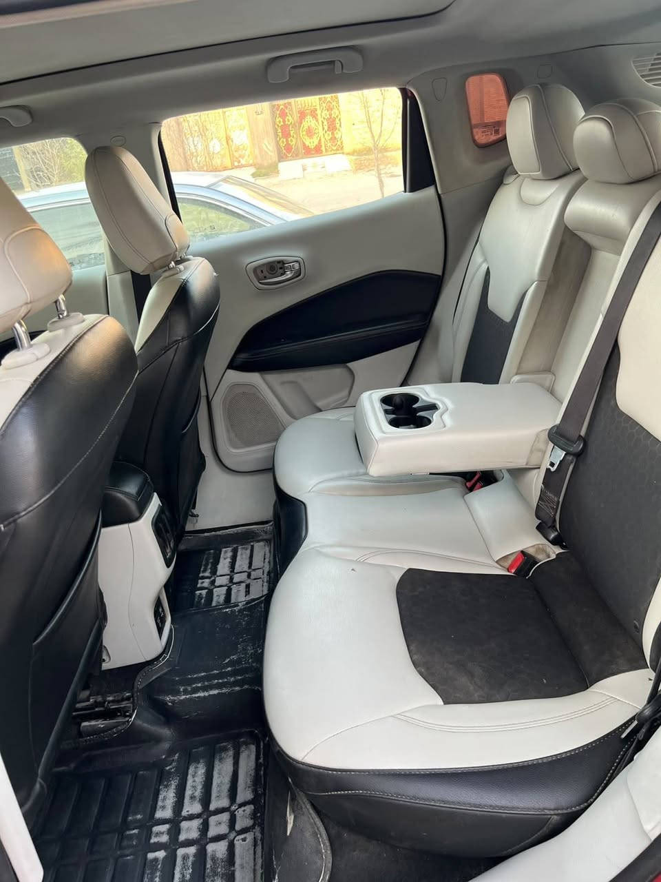 Jeep Compass Latitude 2018. جيب كومباس 2018 
اللون: أحمر
المحرك: 2.4L Tigershark MultiAir2،  سلندر4
القوة: 180 حصان
القير: أوتوماتيك 6 سرعات
الدفع: أمامي FWD
الوقود: بنزين
عدد المقاعد: 5
شاشة Uconnect مع Bluetooth
فتحة بالسقف 
تحكم ستيرن 
كاميرا خلفية
السعر: ١٠٠ ورقة 
العنوان:بابل
للاستفسار الاتصال على الرقم حصراً:
***********

