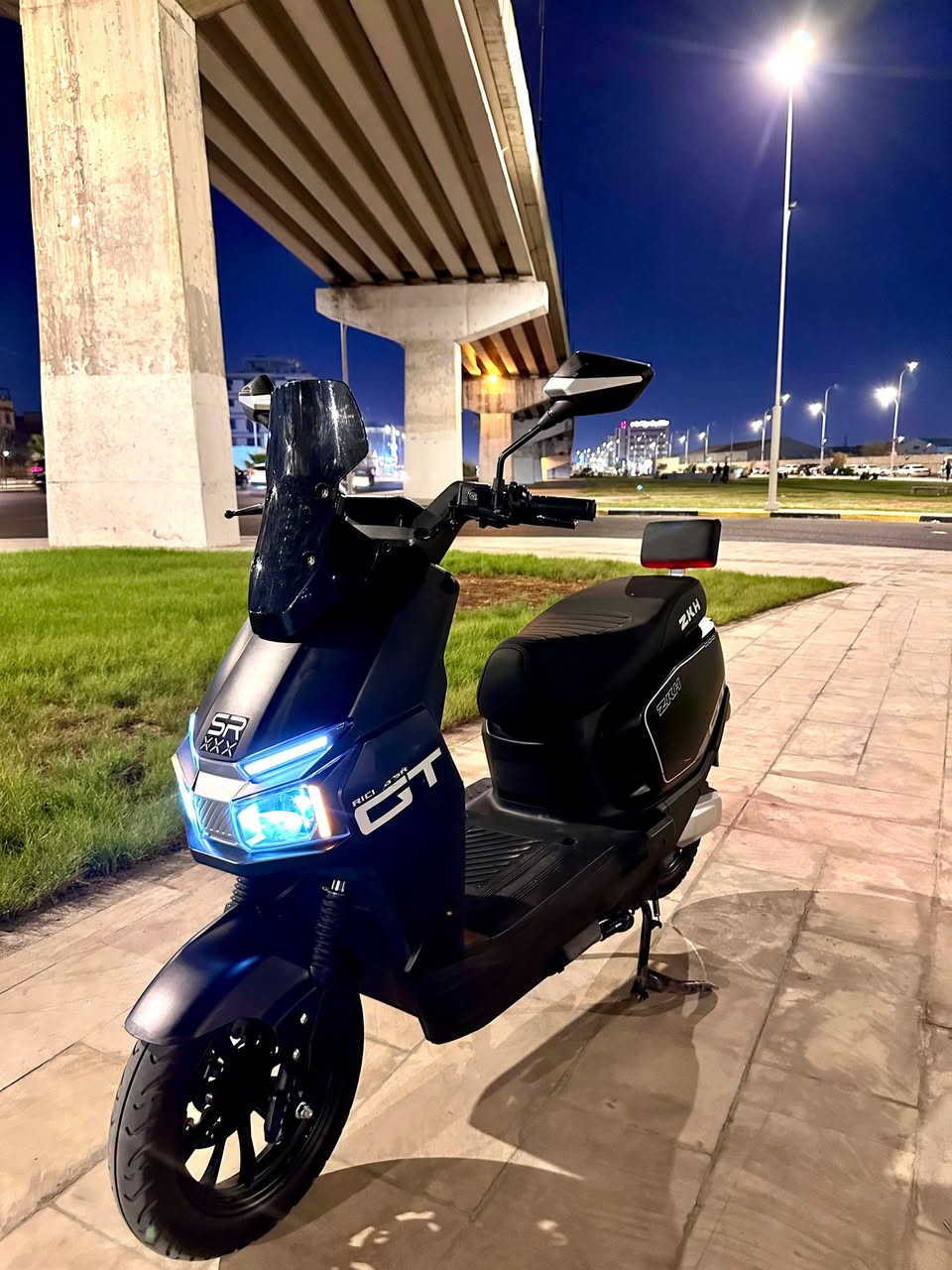 دراجة صاعقة  ZKH للبيع في البصرة 2026 شكل مميز
فوول مواصفات  
⚫️6 بطاريات 32 امبير  نوعية كرافين
⚫️ تمشي بالشحنة الواحده 60  كيلو تقريبا أو أكثر حسب السرعة
⚫️ الكشن طبي 
⚫️ ضد الماء 
⚫️شاشة ديجتال 
⚫️ نضام 3 سرع والسرعة 
السرعة القصوى 80 حقيقي 
 تشغيل بصمه  وسويج 
⚫️ كهربائيات كلهن شغالة بيها رباعية 
لايت زنون عالي وناصي وبگ لايت 
هورن عالي وأشاير يمنى ويسرى 
⚫️ دبل اشارة
⚫️ بلوتوث عالي 
⚫️ شحن سريع شاحنة اصلية 
⚫️ نضام ال R  
⚫️ نضام مثبت السرعة 
⚫️ الملف 2000 w حقيقي 
⚫️ نضام حساسات جانبية وخلفية 
مانع للسرقة 
⚫️ صندوق كبير داخلي
⚫️ غراضهة شاحنة و مرايات
🔴السعر :  800 وبيهة مجال حگ الجية 

العنوان : البصرة : الامن الداخلي

الرقم : ***********

