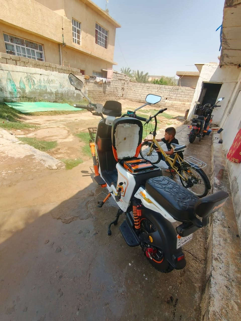 السلام عليكم 
دراجة شحن للبيع 
موديل 2026 
دراجة بعدها زيرو استخدام شهر 
بعد بحالت الوكالة بصمات اسويجات كارت ٢ 
دبل اشاير بكلايتات نشرات كلة شغال الدراجة لونهة حلو 
السعر خاص *********** مكان ديالى خان بني سعد
