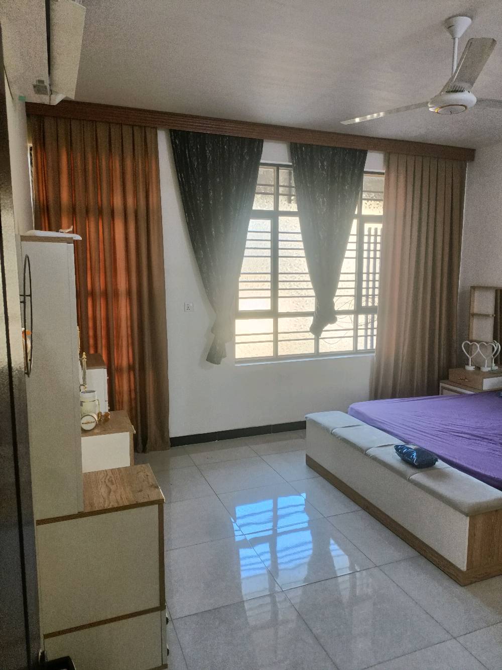 بيت ١٠٠ متر فول مواصفات طابقين نقص الغرفه الاخيره الفوك امسويهه سطح  كامرات وغاز دفن طابقين نقص الغرفه الاخيره الفوك بناء بدايه سنه   ٢٠٢٥ العنوان الزعفرانيه نهايت الاربع شوارع 
فرع المخبز المشتبى الفرع الرابع رقم الهاتف *********** السعر ١٣٠
شنو وضع الطابو بالضبط؟ صرف/مبدل/حر، وبي أي ملاحظات أو قابلية نقل مباشر؟: 
زراعي 
كم عدد الغرف والحمّامات بكل طابق، وشنو تفاصيل توزيع البيت من الداخل؟: 
ثلاثه 
البيت بأي جهة/زقاق بالزعفرانية بالضبط، وقريب من شنو معلم حتى يسهل الوصول؟: 
قرب مخبز المشتبى 
السعر ١٣٠ شنو عملته بالضبط: ألف دولار لو مليون دينار؟ وهل بيه مجال للتفاوض لو لا؟: 
١٣٠ مليون 
شنو الأشياء المشمولة بالبيع غير البناء، مثل المكيفات/المطبخ/الكاميرات/الأثاث، وهل أكو أي شغل بعده ناقص غير الغرفة الأخيرة؟: 
سخان تانكي عدد٢ 