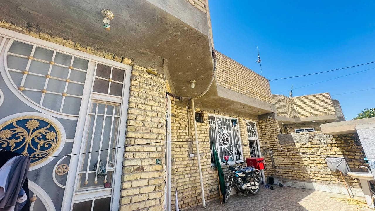 بيت للبيع مساحه 200 ، موقع مميز يقع علئ شارع عرض 15م. ،، ورابع بيت عن شارع المواكب..  موقع مميز كلش حلو ، كوت زين القوس قرب شارع المواكب ***********
