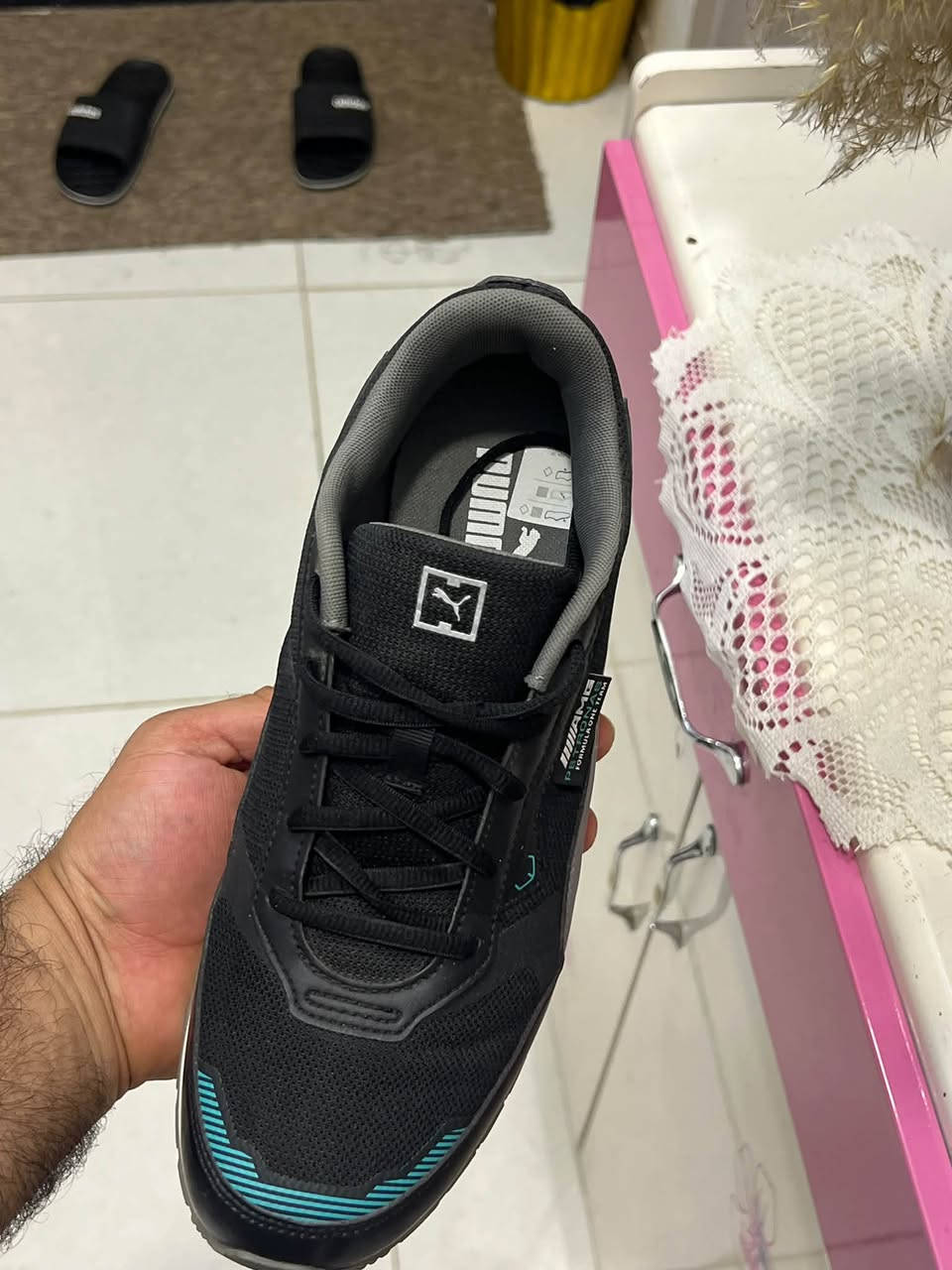 هذا الحذاء هو Puma Mercedes-AMG
بوما مارسيدس قياس 42 نضافته ١٠٠ ٪ ما مستخدم وقطعه نادره جداً تتحصل سعر 250 الف قفل 
***********
