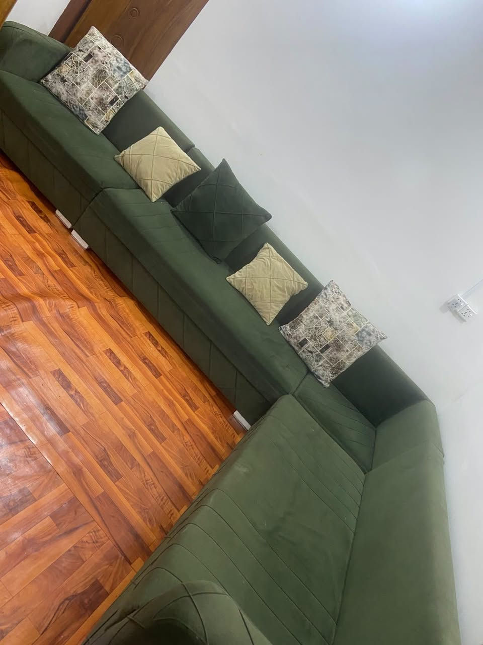 📣 للبيع: تخم قنفات عملي جداً (زاوية أو عدل) مستخدم ونظيف بحالة جيدة! 🛋️✨
التخم لونه أخضر غامق (زيتوني) مثل ما موضح بالصورة، والميزة الحلوة البي أنو تكدر ترتبه حسب مساحة المكان (إما زاوية أو تخليه قطعة وحدة عدلة).  
​📌 تفاصيل ومواصفات التخم:
​📏 القياسات (اذا ترتبه زاوية): الضلع الأول طوله (3 متر و 70 سم)، والضلع الثاني طوله (2 متر و 60 سم).
​📏 القياسات (اذا ترتبه بشكل عدل): يصير طوله الكلي (6 متر و 35 سم).
​🪑 الجودة: القماش مالته ثخين وعملي جداً يتحمل، والإسفنج قوي وبحالة جيدة (مامهبوط).
​🎁 الملحقات: يجي وياه 5 كوشات مرتبة (3 حجم كبير و 2 حجم صغير).  
​💡 التخم نظيف جداً ومابيه أي شق أو تلف وجاهز للاستخدام مباشرة.
​📍 المكان: [كوت / ام هليل/  نزلة مؤسسة الشهداء/ قرب الحولي]
💰 السعر على الخاص
​📞 المهتم والجاد بالشراء يراسلني على الخاص أو يتصل على الرقم: ***********
