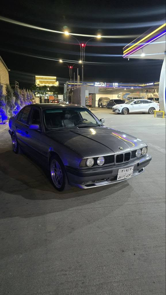 bmw 525i v6 
مۆدیل 1989 پشتو پیشی کەپسە مەکینە 525 بیلاد کەپسە سیارەکە حیزامە لو جوانی فول فولە بس گێر عادیە سیارەکە هەموو کراوەتە ئێم M دەعمی نیە تەبرید لەگەل سلفە 
سیارەکە داوای 39$ وەرەقەی لی دەکەم ٣ وەرەقەش خەرامە لەسەرە 36$وەرەقەی سافی 
تحویل وکالە بە شەرتە 
*********** أربيل, العراق
