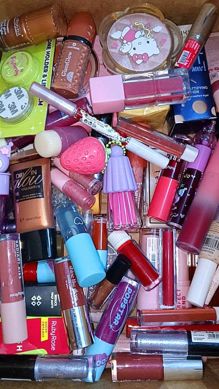 شلعت مكياج للبيع بيع مستعجل 
اكثر من 125 قطعه سعرها مناسب جداً توصيل عليه 
للحجز واتساب  ***********
