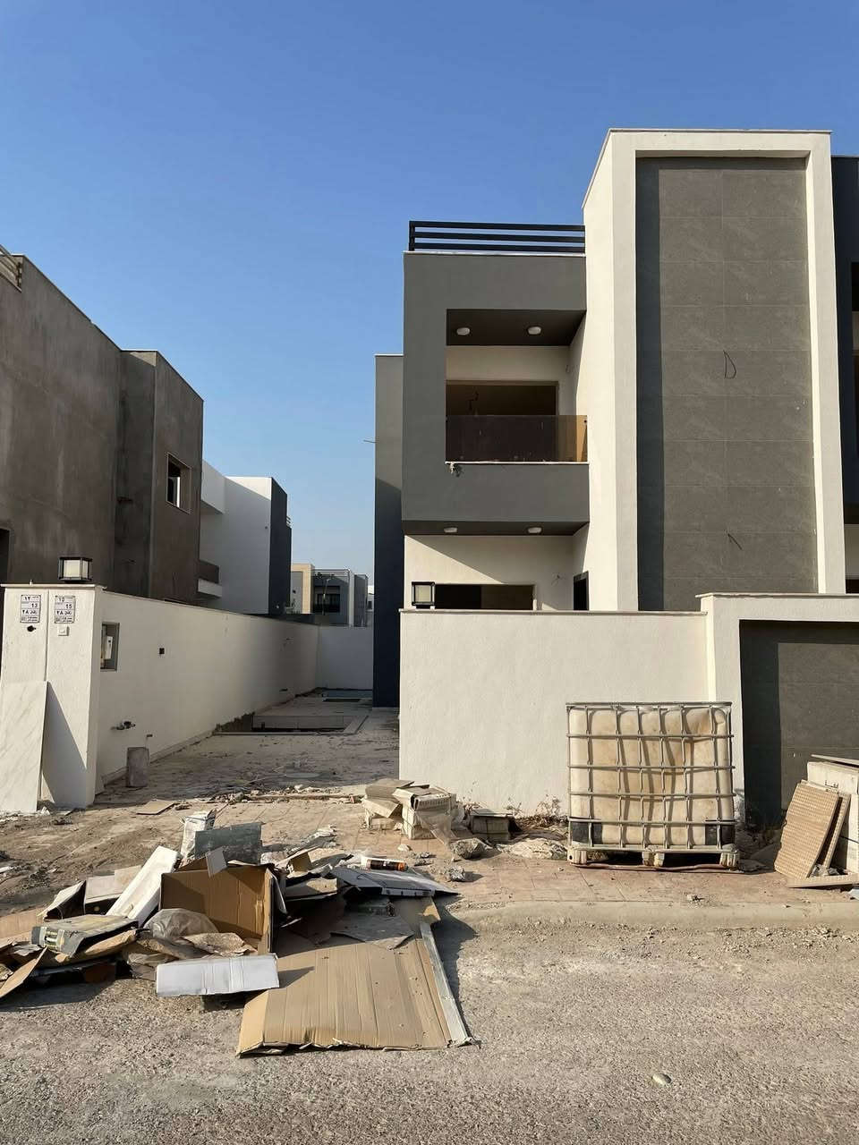 مقابل جامعة ديالى
أستلام قريب💥

‎📐 مساحة البناء: 250 م²�🏠 طابقين�🛏️ 4 غرف نوم�🚿 3 حمامات�🛋️ صالتين�🌿 حديقتين�✨ استقبال واسع ومميز�🏊 مسبح خارجي

💎 تصميم عملي ومساحات مريحة، مناسب للعوائل ويمنحك خصوصية وراحة

📞 للاستفسار ومعرفة السعر والتفاصيل /    ***********   

‎🔥 فرصة مميزة للسكن أو الاستثمار — لا تفوتها!
