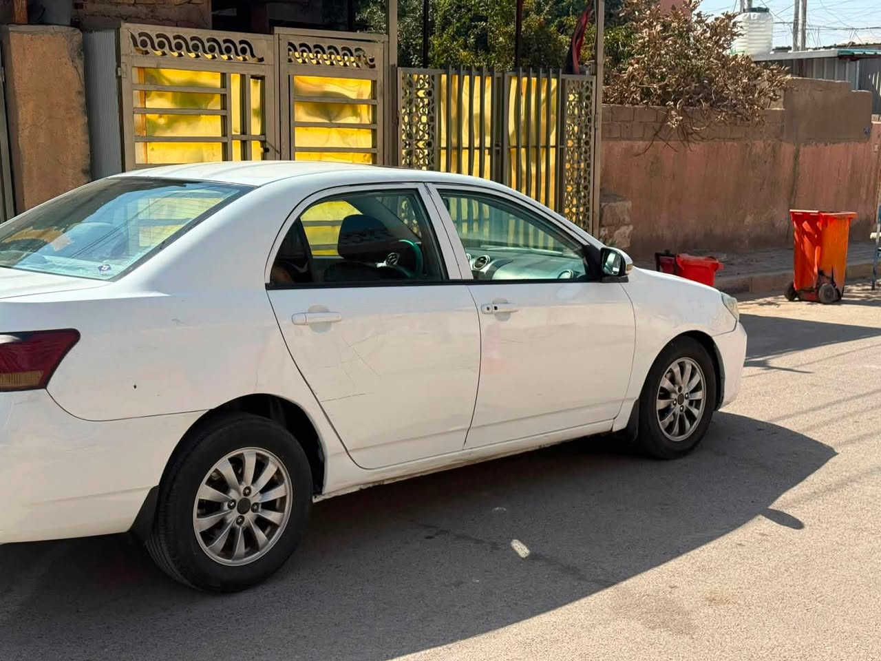 السلام عليكم   BYD G3 2013  كير اوتماتيك 
مكفوله كفاله عامه من ضربه ومن صبغ ومن تبديل ومن خياس وحتى مكفوله من الجراد سياره جديده بمعنى الكلمه صدر تخم تاير تبريد كير مكينه كله جديد ماشيه 115 والسياره موديل 2013 يعني ممشى كلش قليل فول مواصفات رقم بغداد انكليزي 11 سنويه جديده بسمي هزه جديده سنويه 2030 
وجاهزه على اخر حبايه مينصرف عليها درهم مابيها كل نقص 
رقمها بغداد ومكانها بغداد سعرها 54 وبيها مجال ان شاء الله 
امانة الله سياره جديده وتسوى فلوسها ملاحضه بيها مكان بارد كلش قليل  
سعر 54 وبيها مجال 
رقمي ***********
