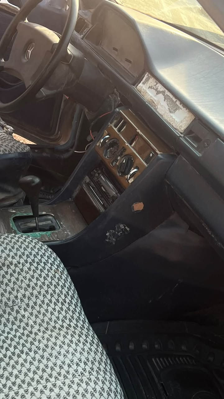 مارسدس دب للبيع  مكينة وكير بطه حاويه سياره راعيها ما ندله بيها سنويه  بيها  ١٣ ورقه 
***********
