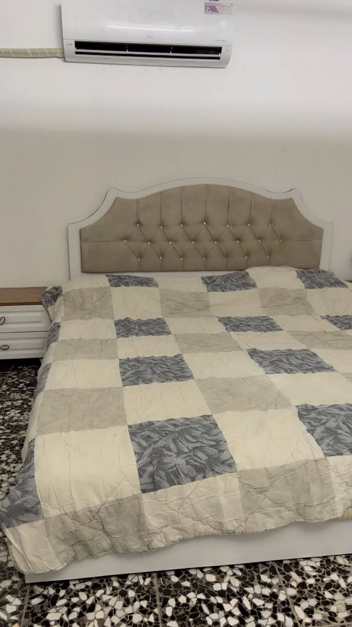 للبيع غرفه نوم كلش نظيفه مع الدوشك ب800 وبيها مجال بسيط الغزاليه البداله
***********

