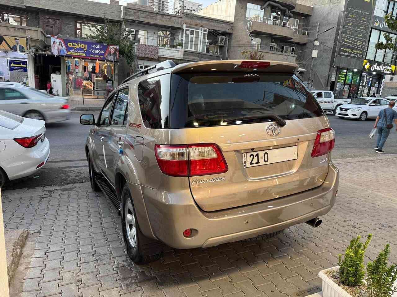 توێتا فۆرچنەر مۆدێل ٢٠٠٩ دەبڵ ئەکسل
مواسەفات srs ناو زەرد فۆڕمیکا 
شاشە لایت عەدەسە ئاوێنە کارەبای 
دەسک ستیل و ئاوێنە ستیل 
کامل پەردە تازە کوشنی بیلادی تێگیراوە 
٢٤٠ هەزار ڕۆیشتوە 
مەکینەی تەشفیت کراوە بە زەمامی ١٠٠ فیتەر 
بە ناوی خۆمەوەیە 
سەنەوی و ژینگەو ڕیگەوبانی تازەیە..
وەکو بۆیاخ لێدراوی نیە 
بۆنیت لەسەر کاڵ بونەوە بۆیاخە 
لەگەل بستێ لە سنوقی 
٢ پەڵە pdr سەقفی کاڵ بونەوەی هەیە
سەیارەی ماڵی خۆمە
 گێر مەکینە و ئەکسل و تەقەو ڕەقە بە شەرت 

ژمارەی خاوەنی 
***********
***********
