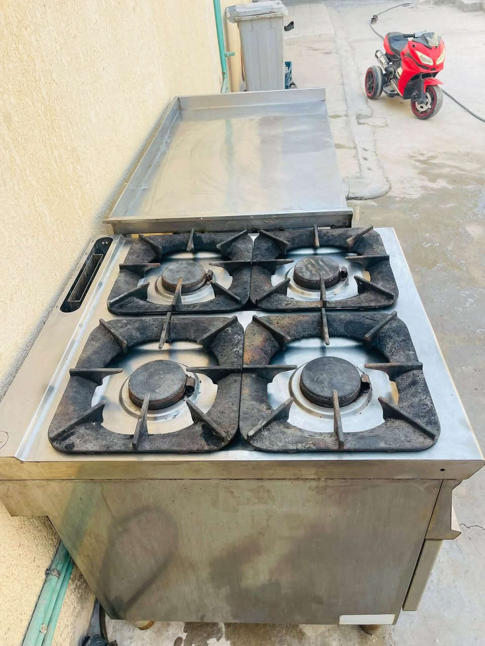 أدوات مطبخ ( مطعم ) سل ستيل إيطالي نظيف جدآ ( طباخ كبير ٤ عيون ) 
سنكَ متر ونصف 
حوض عميق 
ميز متر ونصف 
الموقع مركز الحلة 
السعر 1,250,000مليون وربع 
 للإستفسار ***********
