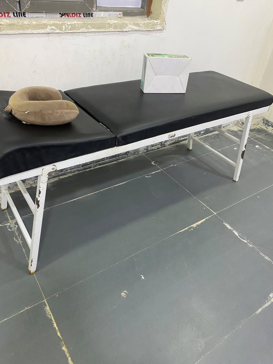 للبيع مجموعة من مستلزمات وتجهيزات عيادة، مناسبة لعيادة طبية أو مركز صحي أو مشروع جديد او مركز علاج طبيعي او مركز حجامة.

🔹 سرير فحص طبي

🔹 دولاب طبي

🔹 حاملة/عربة متنقلة

🔹 برفان ثلاثي عدد 2 

💰 السعر للمجموعة كاملة: 300 الف دينار عراقي

📌 البيع للمجموعة كاملة، والأغراض مستعملة شبه جديدة وحالتها موضحة بالصور.

للتواصل: ***********
