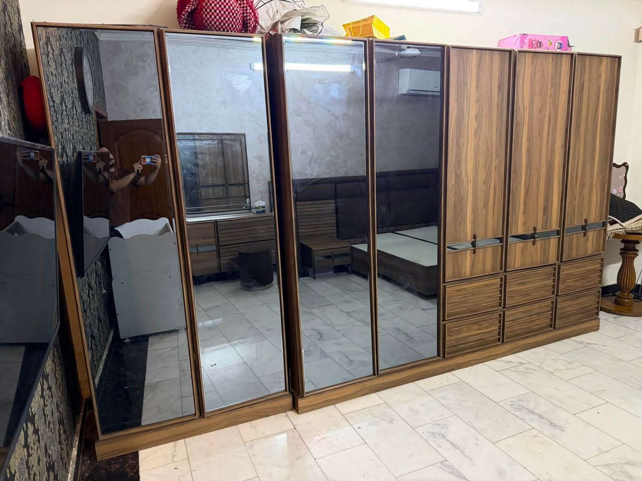 غرفة تركية 8 قطع ضخمة وزن ثقيل للبيع
اشتريتها قبل سنتين ب٤ ملايين سبب البيع مكان ماكو
محتوياتها

كنتور ٥ بوب + كنتور بابين المجموع ٧ بوب
سرير جك ( تخزين ) عرضها ٣ متر ونص
ميز تواليت مفصول عن الجامه مع طابورية
ميز مجرات عدد ٥
مكاني حي الحسين
***********
