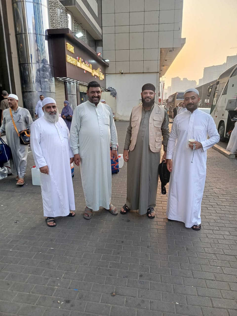 بسم الله الرحمن الرحيم
والصلاة والسلام على رسول الله ﷺ.
الحمد لله الذي بنعمته تتم الصالحات، وبعد إتمام مناسك العمرة المباركة، يستعد معتمرونا الكرام للعودة إلى أرض الوطن، بعد أيامٍ مباركة قضوها في رحاب المدينة المنورة ومكة المكرمة.
وها هم اليوم يحزمون أمتعتهم، ويستعدون للرحيل، ويودّعون أماكن طابت بها نفوسهم، وتعلّقت بها قلوبهم، وتركت في أرواحهم أجمل الذكريات.
نسأل الله أن يتقبّل عمرتهم، ويغفر ذنوبهم، ويكتب لهم الأجر والثواب، وأن يردّهم إلى أهلهم سالمين غانمين، وأن يرزقهم العودة إلى بيته الحرام مراتٍ ومرات.
مكتب المجمعي للحج والعمرة
نسأل الله لكم عمرةً مقبولة وسعيًا مشكورًا وذنبًا مغفورًا. 🤍🕋
